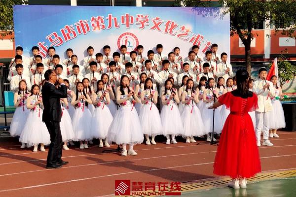 教育改革家魏书生赴驻马店九中观摩学校特色文化并授牌