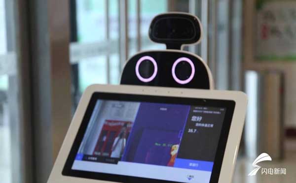 德州一商场启用防控“黑科技” 能测温能消毒的智能机器人上岗了