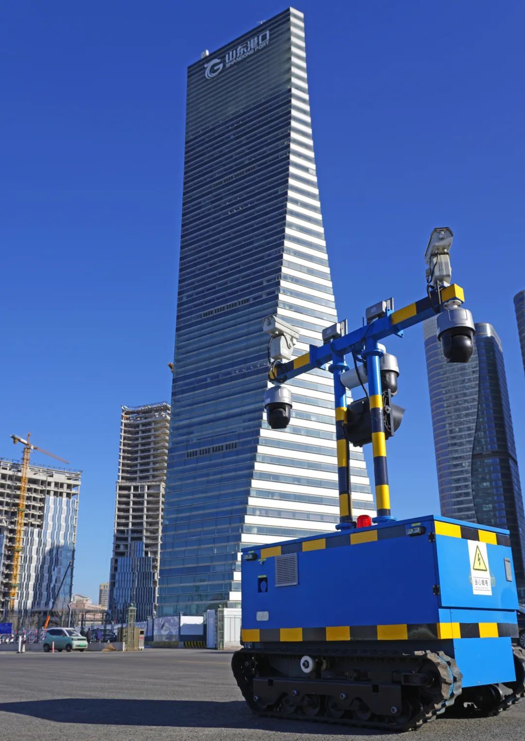 全国首创！全场景智能远控理货机器人在山东港口青岛港投入使用